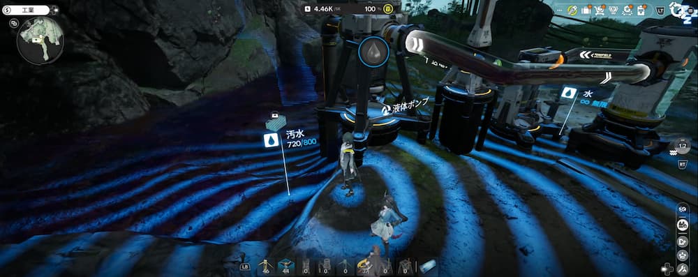 アークナイツエンドフィールドのゲーム画像。汚水池に溜まった汚水を廃水処理機で処理している画面。処理量が720/800と表示され、残量確認のため、スキャンを発動した。周囲を示す青いラインが展開されている。汚水池の底には回収可能な箱が沈んでおり、工業ラインと探索要素が同時に確認できるシーン。