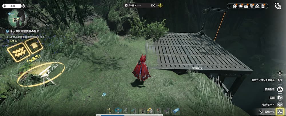 「アークナイツエンドフィールドのゲーム画像。草地の崖際でキャラクターが立っており、画面右側に工業モードの操作UIが表示されている。設備設置アイコンが左側に並び、上部には『工業モード→設備一覧やホットバーからでも設備設置ができます』という説明が表示されている。」
