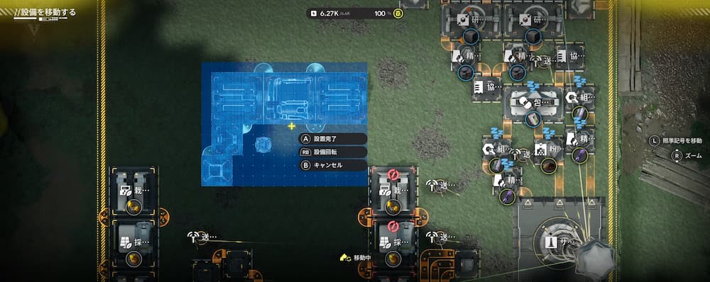 「アークナイツエンドフィールドのゲーム画像。見下ろし視点で複雑に組まれた設備群が並ぶエリアが表示され、中央左には青い透過の設置枠が出ている。枠内には『設置完了』『設備配置』『キャンセル』などの操作メニューが表示され、RBボタンで回転できることを示すアイコンも見える。周囲には採掘機や搬送ラインなどの設備が密集して配置されている。」